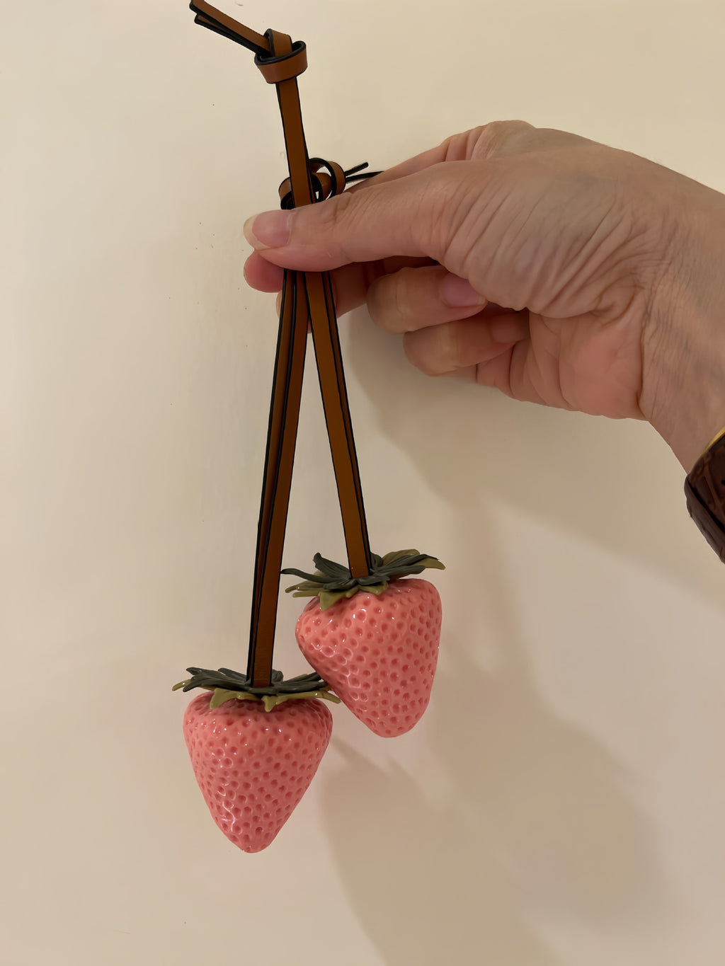 Handmade resin seedless strawberry bag pendant fruit pendant couple bag hanging accessories gift