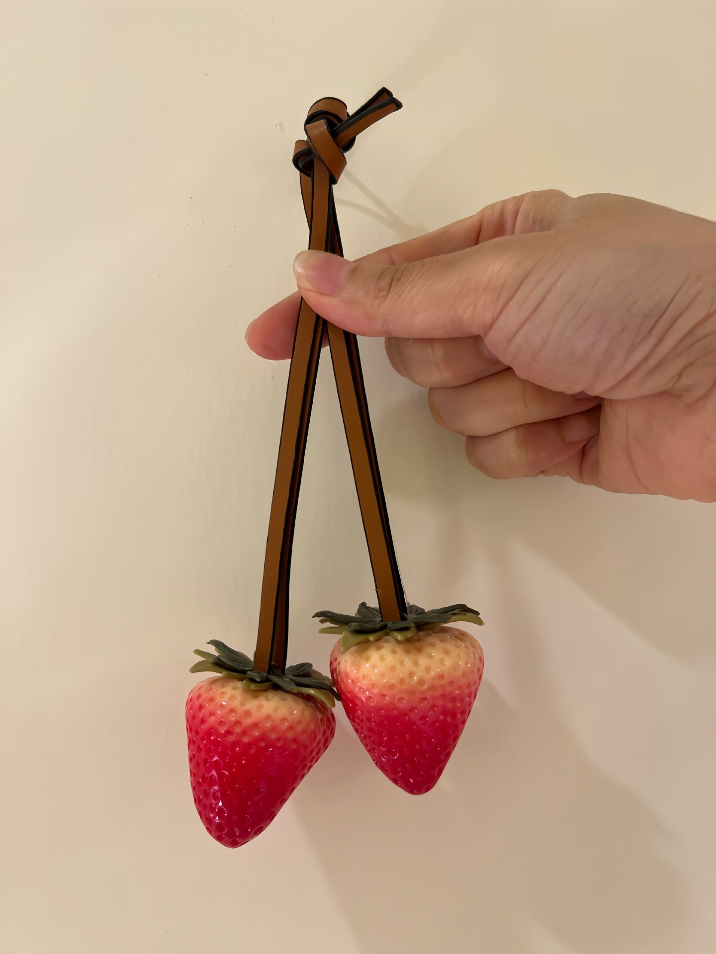 Handmade resin seedless strawberry bag pendant fruit pendant couple bag hanging accessories gift